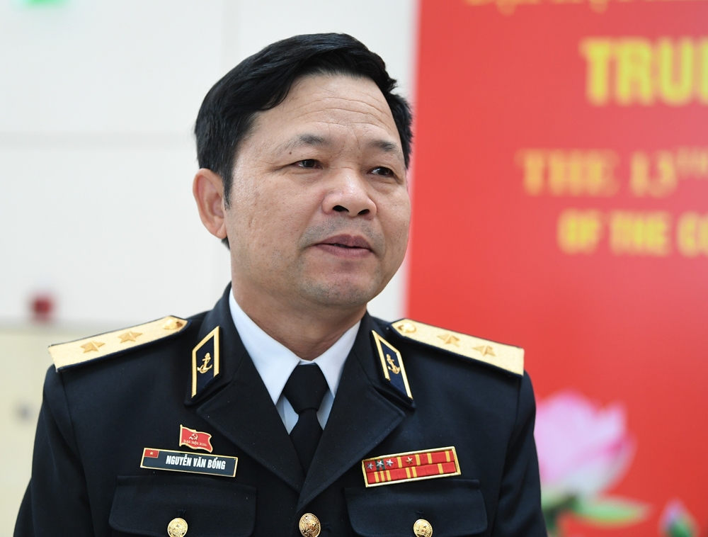 Trung tướng Nguyễn Văn Bổng, Bí thư Đảng ủy, Chính ủy Quân chủng Hải quân trả lời phỏng vấn báo chí.